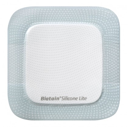 MEDICAZIONE BIATAIN IN SCHIUMA DI POLIURETANO CON BORDO ADESIVO IN SILICONE LITE 10X10 CM 10 PEZZI - Farmafamily.it