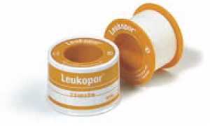 CEROTTO ADESIVO IPOALLERGENICO LEUKOPOR. SUPPORTO: TESSUTO NON TESSUTO BIANCO DI POLIESTERE E VISCOSA ADESIVO POLIACRILICO SENZA RESINE E GOMME NATURALI. 5X5CM MUTABILE - Farmafamily.it