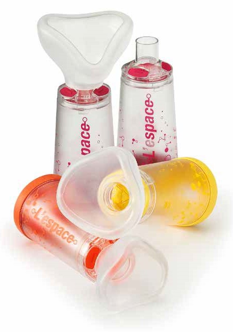 CAMERA DISTANZIATRICE PER EROGATORI SPRAY PREDOSATI L'ESPACE 220ML PER ADULTI SPAZIO MORTO 88ML CON MASCHERA VALVOLA INSPIRAZIONE 2 VALVOLE ESPIRAZIONE CODICE COLORE MAGENTA - Farmafamily.it